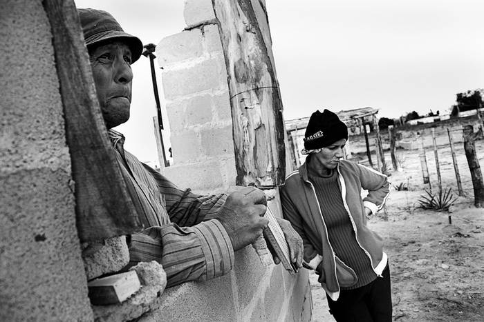 Vecinos del asentamiento La Isla durante la construcción de sus viviendas.  · Foto: Victoria Rodríguez