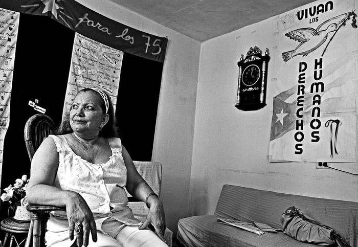 La opositora cubana Laura Pollán, líder de las Damas de Blanco, grupo de mujeres familiares de los opositores condenados en la
primavera de 2003, ayer, en su casa, en La Habana, Cuba.  · Foto: Efe, Alejandro Ernesto