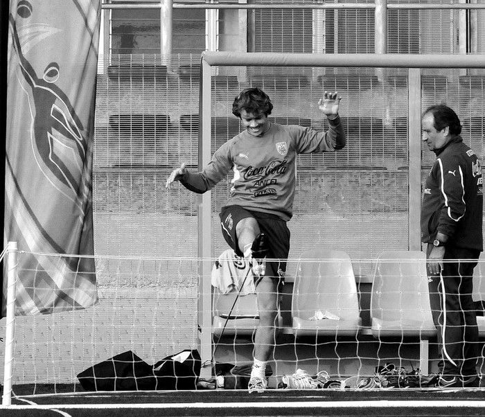 Diego Lugano en el entrenamiento de la selección uruguaya en el Phillipe Stadium de Ciudad del Cabo, el lunes. · Foto: Sandro Pereyra