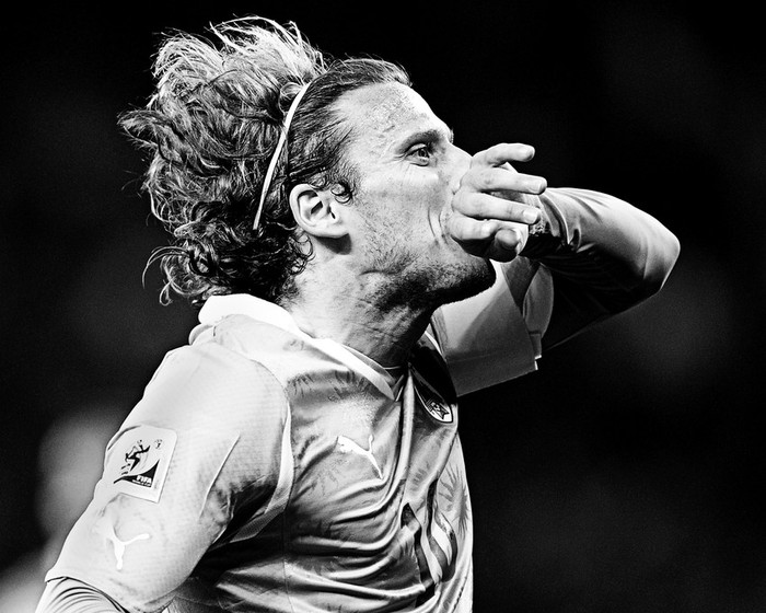 Diego Forlán durante el partido semifinal del Mundial Sudáfrica 2010 entre Uruguay y Holanda, en el estadio Green Point, en Ciudad del Cabo. · Foto: Sandro Pereyra