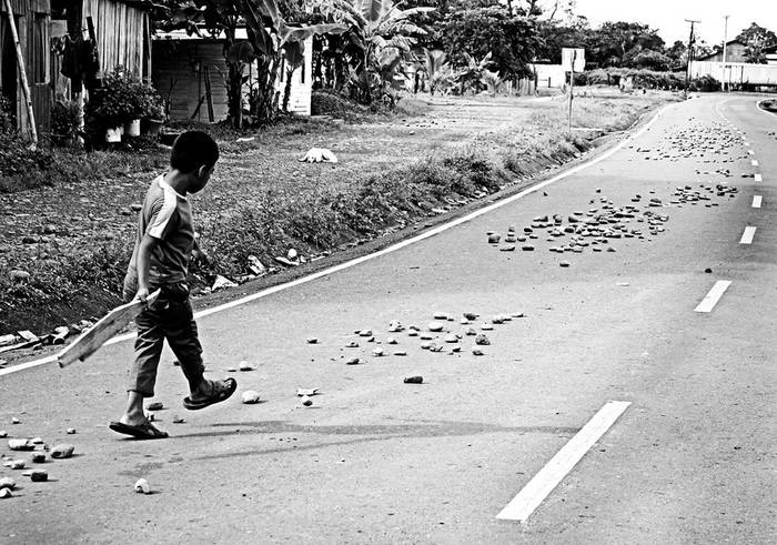 Un niño juega en una calle de Changuinola, en Panamá, ayer, tras las protestas en esta ciudad del occidente panameño,
en la décima jornada de huelga de trabajadores del sector bananero.  · Foto: Efe, Geovanni Hernández