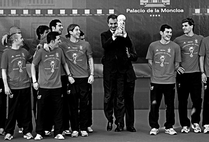 El presidente del Gobierno español, José Luis Rodríguez Zapatero, con el trofeo de Campeones del Mundo rodeado por los jugadores de la selección española de fútbol,
durante la recepción ofrecida ayer en el Palacio de la Moncloa, en Madrid.  · Foto: Efe, Emilio Naranjo