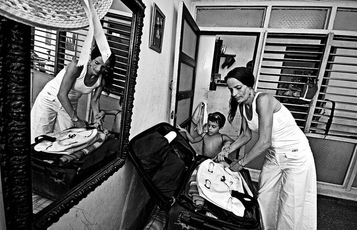 Irene Viera, esposa del disidente cubano Julio César Gálvez, junto a su pequeño hijo Emmanuel, ayer, en su casa de La Habana,
Cuba, mientras espera por el aviso para viajar a España en compañía de su esposo y familiares. · Foto: Efe, Alejandro Ernesto