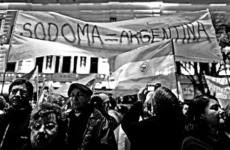 Varias personas durante la manifestación ayer en contra del matrimonio homosexual, frente al Congreso Nacional, en Buenos Aires,
Argentina · Foto: EFE, Leo La Valle Varias personas durante la manifestación ayer en contra del matrimonio homosexual, frente al Congreso Nacional, en Buenos Aires,
Argentina · Foto: EFE, Leo La Valle
