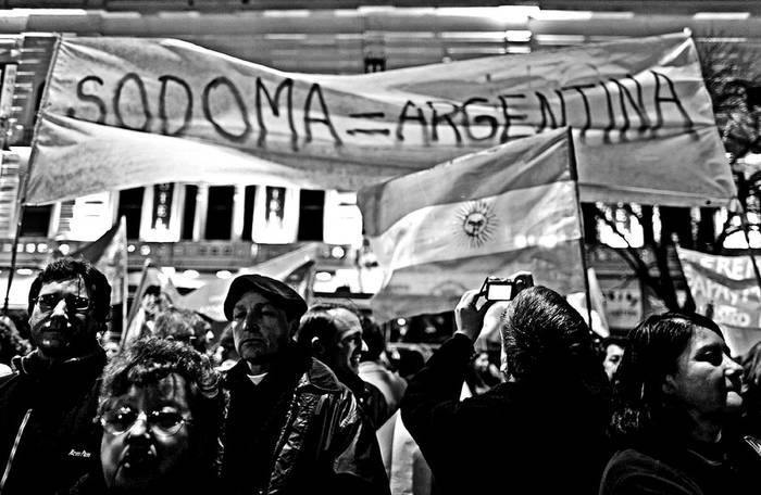 Varias personas durante la manifestación ayer en contra del matrimonio homosexual, frente al Congreso Nacional, en Buenos Aires,
Argentina · Foto: EFE, Leo La Valle