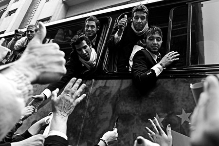 El ómnibus con los jugadores de la selección uruguaya, ayer, a su paso por la esquina de Paraguay y 18 de Julio hacia el Palacio Legislativo. · Foto: Ricardo Antúnez El ómnibus con los jugadores de la selección uruguaya, ayer, a su paso por la esquina de Paraguay y 18 de Julio hacia el Palacio Legislativo. · Foto: Ricardo Antúnez