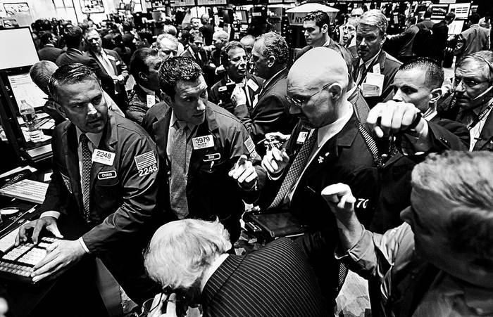 Corredores trabajan en la Bolsa de Nueva York, el martes 13 de julio, en Nueva York, EEUU.  · Foto: Efe, Justin Lane