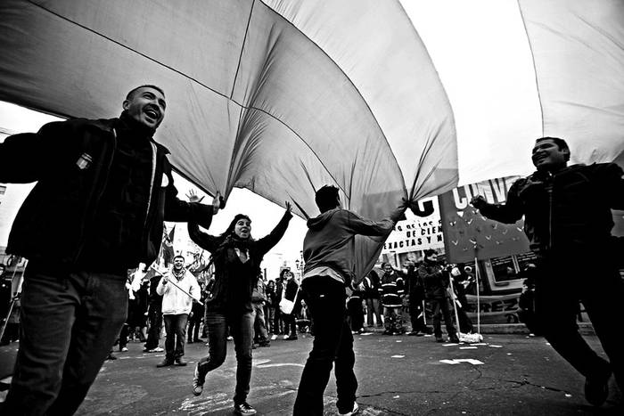 Asistentes al acto a favor del matrimonio entre personas del mismo sexo, el miércoles 14 de julio frente al Congreso Nacional en Buenos
Aires, Argentina, durante el debate de la ley · Foto: EFE, Leo La Valle