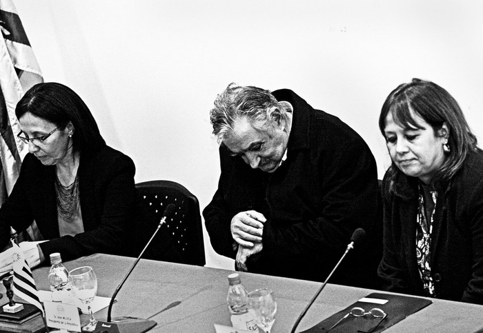 Elena Tejera, José Mujica y Ana María Ferraris en la sala de actos de la Torre Ejecutiva. · Foto: Victoria Rodríguez
