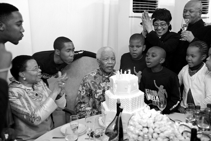 Nelson Mandela, rodeado de su familia, durante la celebración de su 92º cumpleaños, ayer, en Johannesburgo. Sudáfrica desea un feliz cumpleaños a “Madiba”, en el día que la ONU ha dedicado a Nelson Mandela,
el primer presidente negro sudafricano, Premio Nobel de la Paz y la primera persona a la que, de forma individual, la organización internacional honra con este tipo de reconocimiento. · Foto: Efe, Peter Morey, fundación Nelson Mandela