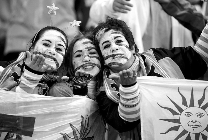 Hinchas uruguayas, durante el partido de semifinales ante Holanda en el estadio Soccer City, de Johannesburgo. (archivo, julio de 2010) · Foto: Sandro Pereyra