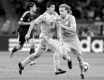 Diego Forlán y Luis Suárez, durante el partido ante Alemania, en el estadio Nelson Mandela. (archivo, julio de 2010) Diego Forlán y Luis Suárez, durante el partido ante Alemania, en el estadio Nelson Mandela. (archivo, julio de 2010)