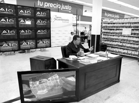 El presidente venezolano, Hugo Chávez, durante la transmisión de su programa dominical “Aló Presidente” desde
el nuevo establecimiento de abasto “Bicentenario”, en Guarenas, estado Miranda, Venezuela. · Foto: Efe, prensa Miraflores El presidente venezolano, Hugo Chávez, durante la transmisión de su programa dominical “Aló Presidente” desde
el nuevo establecimiento de abasto “Bicentenario”, en Guarenas, estado Miranda, Venezuela. · Foto: Efe, prensa Miraflores