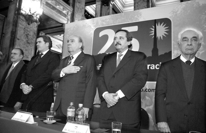 José Sarney, Pedro Bordaberry, Julio María Sanguinetti, Ricardo Alfonsín y Jorge Brovetto,
durante el acto organizado por el Partido Colorado, el lunes, en el Palacio Legislativo. · Foto: Javier Calvelo