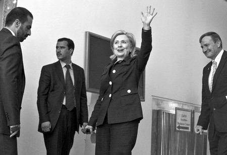 La secretaria de Estado estadounidense, Hillary Clinton, saluda al llegar a la inauguración de la Conferencia de Kabul, Afganistán.
· Foto: Efe, Ahmad Masood La secretaria de Estado estadounidense, Hillary Clinton, saluda al llegar a la inauguración de la Conferencia de Kabul, Afganistán.
· Foto: Efe, Ahmad Masood