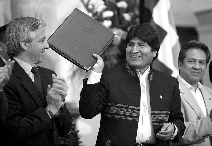 El presidente de Bolivia, Evo Morales, promulga junto al vicepresidente Álvaro García Linera la Ley de Autonomías y Descentralización. · Foto: EFE, Martín Alipaz