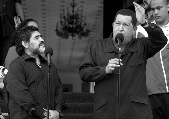 El presidente de Venezuela, Hugo Chávez, ante la mirada de Diego Armando Maradona, anunció la ruptura de las relaciones
diplomáticas con Colombia.  · Foto: Efe, David Fernández