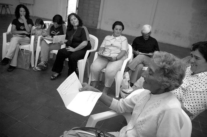 Grupo de vecinos de barrio Casabó, durante un taller de lectoescritura, en el marco
del programa Rutas de Salida del Ministerio de Desarrollo Social. (archivo, marzo de 2006) · Foto: Ricardo Antúnez