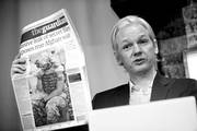 El fundador de Wikileaks, Julian Assange, muestra una publicación del diario británico The Guardian
durante una rueda de prensa, ayer, en el Club Frontline de Londres (Reino Unido).