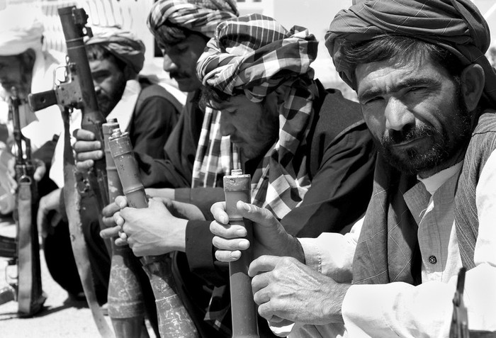 Ex militantes afganos asisten a una ceremonia de rendición de armas bajo la amnistía del gobierno afgano en Herat, Afganistán.  · Foto: Efe, Jalil Rezayee