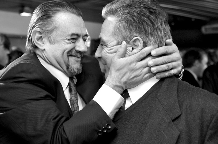 Daniel Delgado y Carmelo Vidalín, ayer, durante el acto en el que Delgado asumió como director de Pluna Ente Autónomo. · Foto: Javier Calvelo