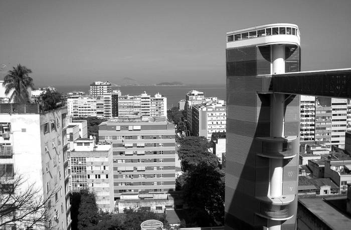 Elevadores panorámicos que unen las favelas vecinas de Cantagalo y Pavão-Pavãozinho
con la estación del metro Plaza General Osório, en Ipanema, Río de Janeiro, Brasil. · Foto: Flávia Villela, ABR