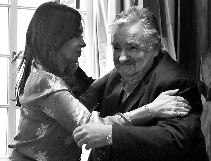 Cristina Fernández y José Mujica, ayer, durante el encuentro en que ambos mandatarios firmaron el acuerdo para monitorear ambas márgenes del río Uruguay. · Foto: Efe, presidencia argentina 