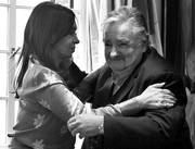 Cristina Fernández y José Mujica, ayer, durante el encuentro en que ambos mandatarios firmaron el acuerdo para monitorear ambas márgenes del río Uruguay.