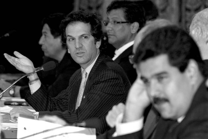 El canciller de Colombia, Jaime Bermúdez, y su homólogo de Venezuela, Nicolás Maduro, participan en la reunión extraordinaria de
ocho de los doce cancilleres de la Unión de Naciones Suramericanas (Unasur), en Quito.  · Foto: Efe, José Jácome