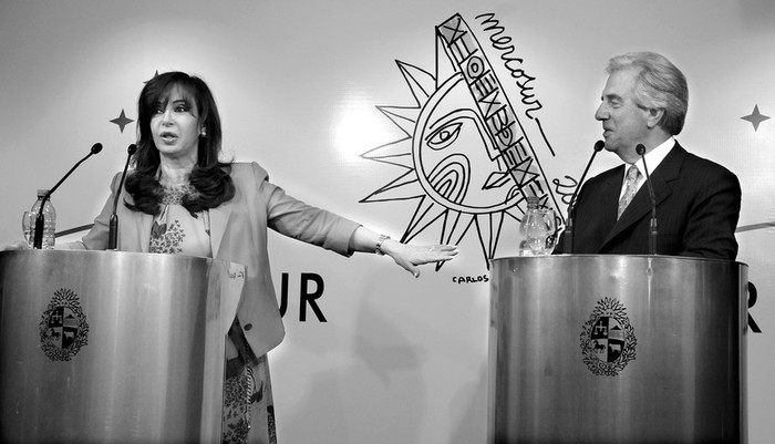 La presidenta argentina, Cristina Fernández, y el entonces presidente uruguayo, Tabaré Vázquez, durante la conferencia de prensa al finalizar la Cumbre del Mercosur en Montevideo,
donde Vázquez transfirió la presidencia pro témpore del bloque a la mandataria argentina. (archivo, diciembre de 2009) · Foto: Sandro Pereyra