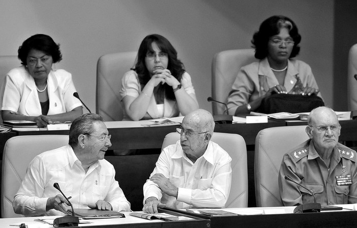 El presidente cubano, Raúl Castro, conversa con el vicepresidente cubano, José Ramón Machado, al encabezar la sesión plenaria de la
Asamblea Nacional del Poder Popular, en La Habana.  · Foto: Efe, Alejandro Ernesto