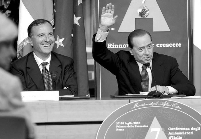 El primer ministro italiano, Silvio Berlusconi, y el ministro de Relaciones Exteriores, Franco Frattini, durante una rueda de prensa en el
marco de la VII Conferencia de Embajadores en el Palacio Farnesina de Roma. · Foto: Efe, Danilo Schiavella