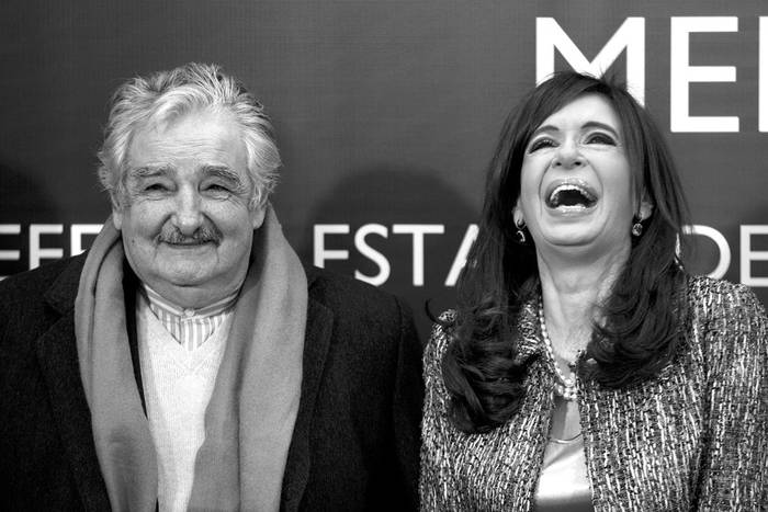 El presidente, José Mujica, y su colega argentina, Cristina Fernández previo al comienzo de la XXXIX Reunión del Consejo del Mercado Común y Cumbre de Jefas y Jefes de Estado del Mercosur y estados asociados, en San Juan. · Foto: EFE, Leo La Valle