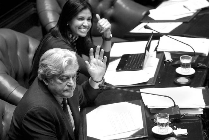 Luis Alberto Lacalle y Verónica Alonoso, ayer, en la sesión del Senado. · Foto: Victoria Rodríguez