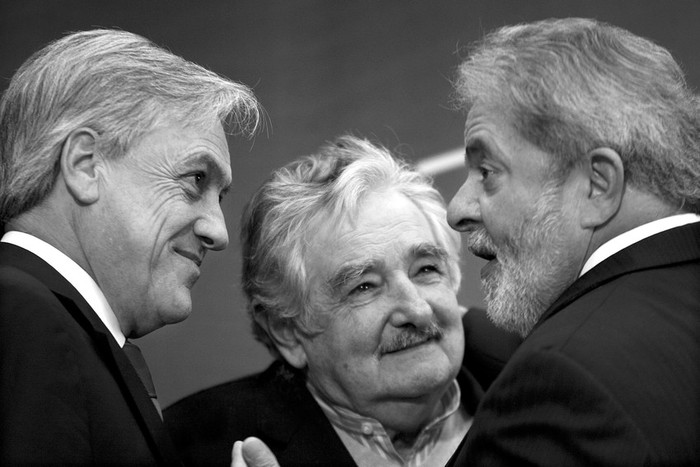 Los presidentes de Chile, Sebastián Piñera, de Uruguay, José Mujica, y de Brasil, Luiz Inácio Lula da Silva, al finalizar la XXXIX Reunión del Consejo del Mercado Común y Cumbre
de Jefas y Jefes de Estado del Mercosur y Estados Asociados, que se realizó en San Juan, Argentina.  · Foto: EFE, Leo La Valle