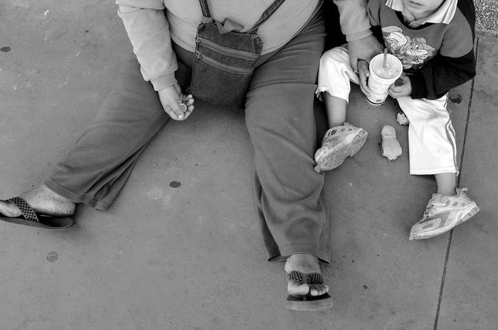 Mujer y niño pidiendo dinero en la peatonal Sarandí. (archivo, febrero de 2009) · Foto: Ricardo Antúnez