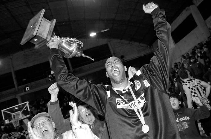 Roberto Amaro, ayer, tras el ascenso logrado por Larre Borges al vencer a Larrañaga en el tercer partido jugado en el gimnasio de Cordón.  · Foto: Nicolás Celaya