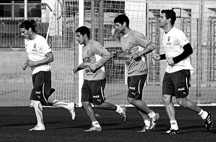 Martín Cáceres, Walter Gargano, Ignacio González y Andrés Scotti durante un entrenamiento
en el Phillipe Stadium de Ciudad del Cabo durante el Mundial de Sudáfrica 2010. (archivo, julio de 2010) · Foto: Sandro Pereyra