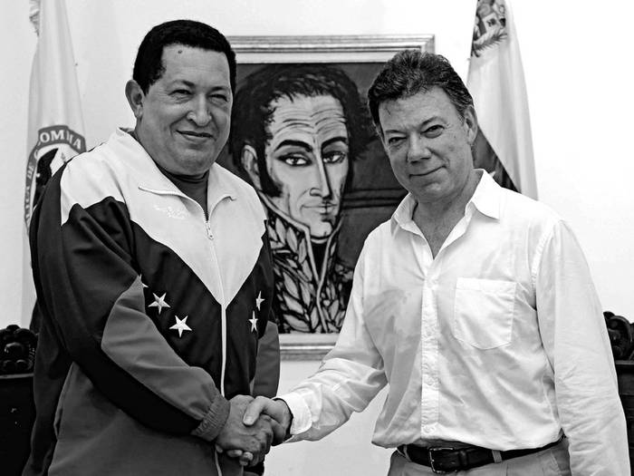 El presidente de Venezuela, Hugo Chávez, y el de Colombia, Juan Manuel Santos, ayer, en la Quinta de San Pedro Alejandrino, lugar donde murió Simón Bolívar en Santa Marta, Colombia.
 foto: efe, felipe pinzón, presidencia de colombia · Foto: Efe, Felipe Pinzón, presidencia de Colombia