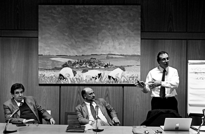 Iván Posada, Pablo Mieres y el conferencista Enrique Baliño, ayer, en el anexo del Palacio Legislativo. · Foto: Javier Calvelo
