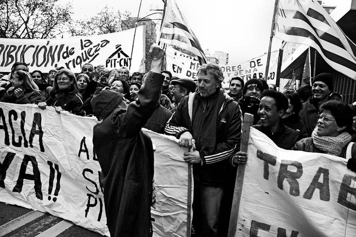 Concentración de trabajadores durante el primer paro general del PIT-CNT en el gobierno de José Mujica. (archivo, junio de 2010) · Foto: Victoria Rodríguez