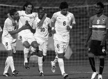 Sebastián Eguren, Edinson Cavani, Abel Hernández y Mauricio Victorino, ayer, tras el gol de Cavani ante Angola, en Lisboa. foto: efe, mario cruz Sebastián Eguren, Edinson Cavani, Abel Hernández y Mauricio Victorino, ayer, tras el gol de Cavani ante Angola, en Lisboa. foto: efe, mario cruz