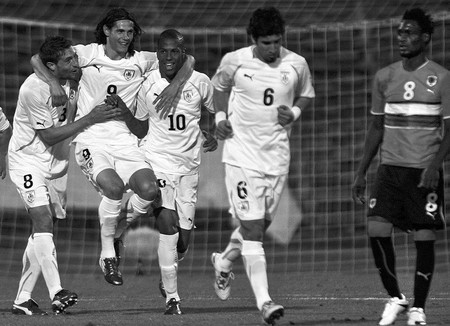 Sebastián Eguren, Edinson Cavani, Abel Hernández y Mauricio Victorino, ayer, tras el gol de Cavani ante Angola, en Lisboa. foto: efe, mario cruz · Foto: Efe, Mario Cruz Sebastián Eguren, Edinson Cavani, Abel Hernández y Mauricio Victorino, ayer, tras el gol de Cavani ante Angola, en Lisboa. foto: efe, mario cruz · Foto: Efe, Mario Cruz