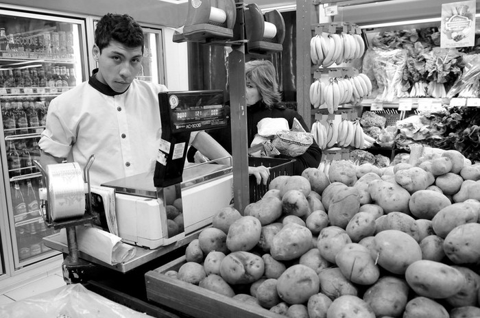 Trabajador de un supermercado del barrio Cordón, Montevideo. · Foto: Nicolás Celaya