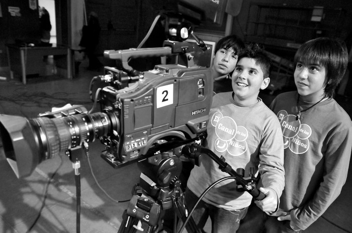 Operadores de cámara durante La hora de los deportes, en el canal oficial, TNU. · Foto: Javier Calvelo