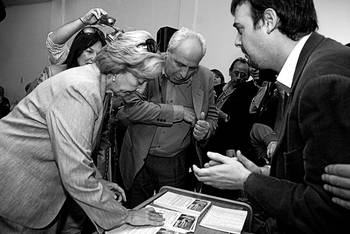 Silvana Charlone, María Julia Muñoz, Víctor Rossi y Álvaro Pérez Monza en el lanzamiento de la campaña de recolección de firmas para
plebiscitar un segundo mandato del en ese momento presidente, Tabaré Vázquez. (archivo, octubre de 2008) Silvana Charlone, María Julia Muñoz, Víctor Rossi y Álvaro Pérez Monza en el lanzamiento de la campaña de recolección de firmas para
plebiscitar un segundo mandato del en ese momento presidente, Tabaré Vázquez. (archivo, octubre de 2008)