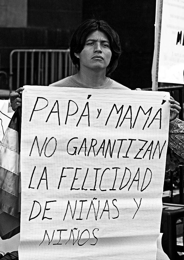 Un hombre se manifiesta a favor de la adopción de niños entre parejas del mismo sexo
el jueves 12 de agosto de 2010, en Ciudad de México.  · Foto: Efe, Alex Cruz