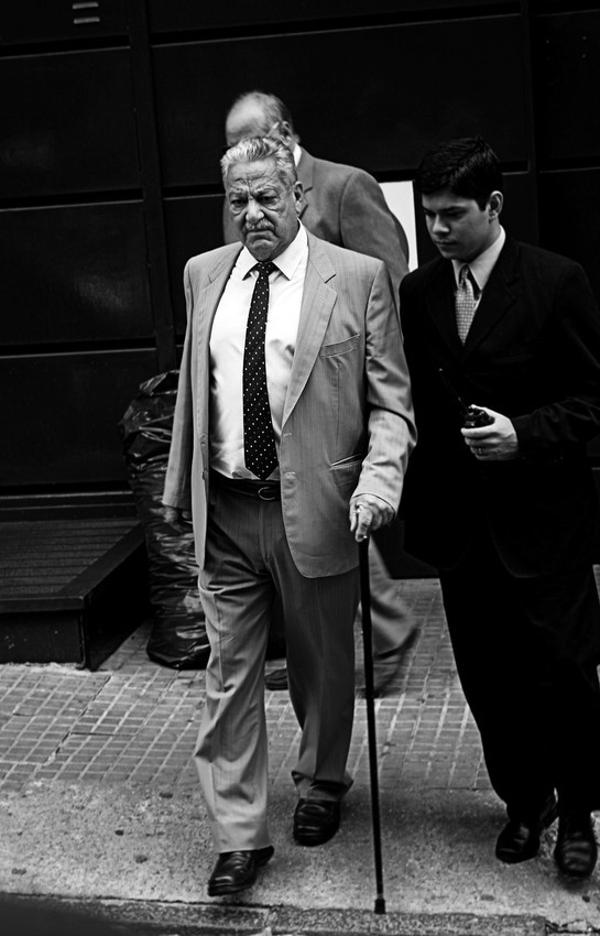 El capitán aviador José Araújo Umpiérrez
al retirarse del juzgado de la calle Misiones luego de ser notificado
de un pedido de extradición recibido desde Argentina. (archivo, noviembre de 2006) · Foto: Fernando Morán