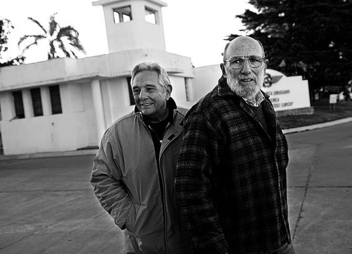 Teodoro González y Guillermo Gómez, testigos del asesinato del militante comunista Ubagesner Chaves Sosa, ayer, frente a la entrada de la base aérea de Boiso Lanza, dependiente de la Fuerza Aérea Uruguaya · Foto: Nicolás Celaya