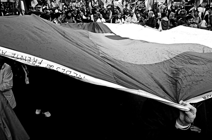 Bandera gigante del Frente Amplio por Bvar. Artigas rumbo al acto final de la coalición en 18 de Julio y Vázquez. (archivo, octubre de 2009) · Foto: Ricardo Antúnez